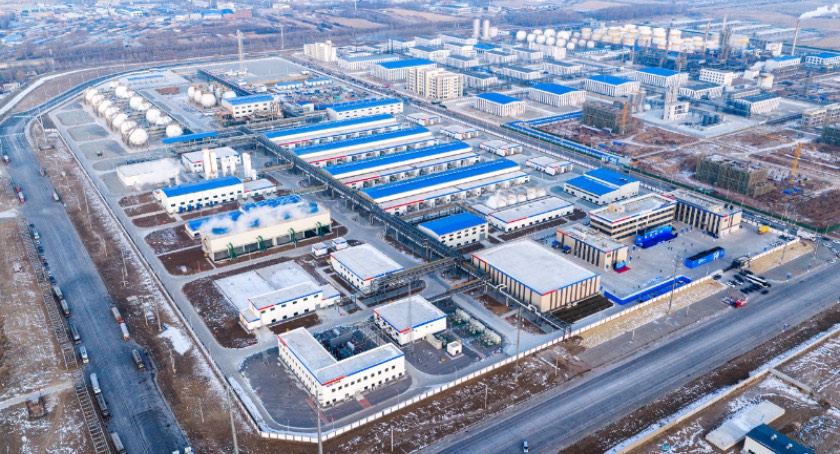 One of China’s most ambitious green energy initiatives – and the largest project of its type in the world – is being protected by high-performance coatings supplied by AkzoNobel.