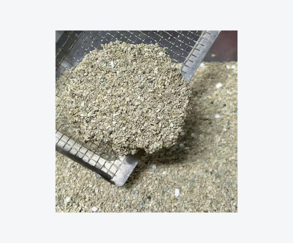 Crushed bentonite cat litter